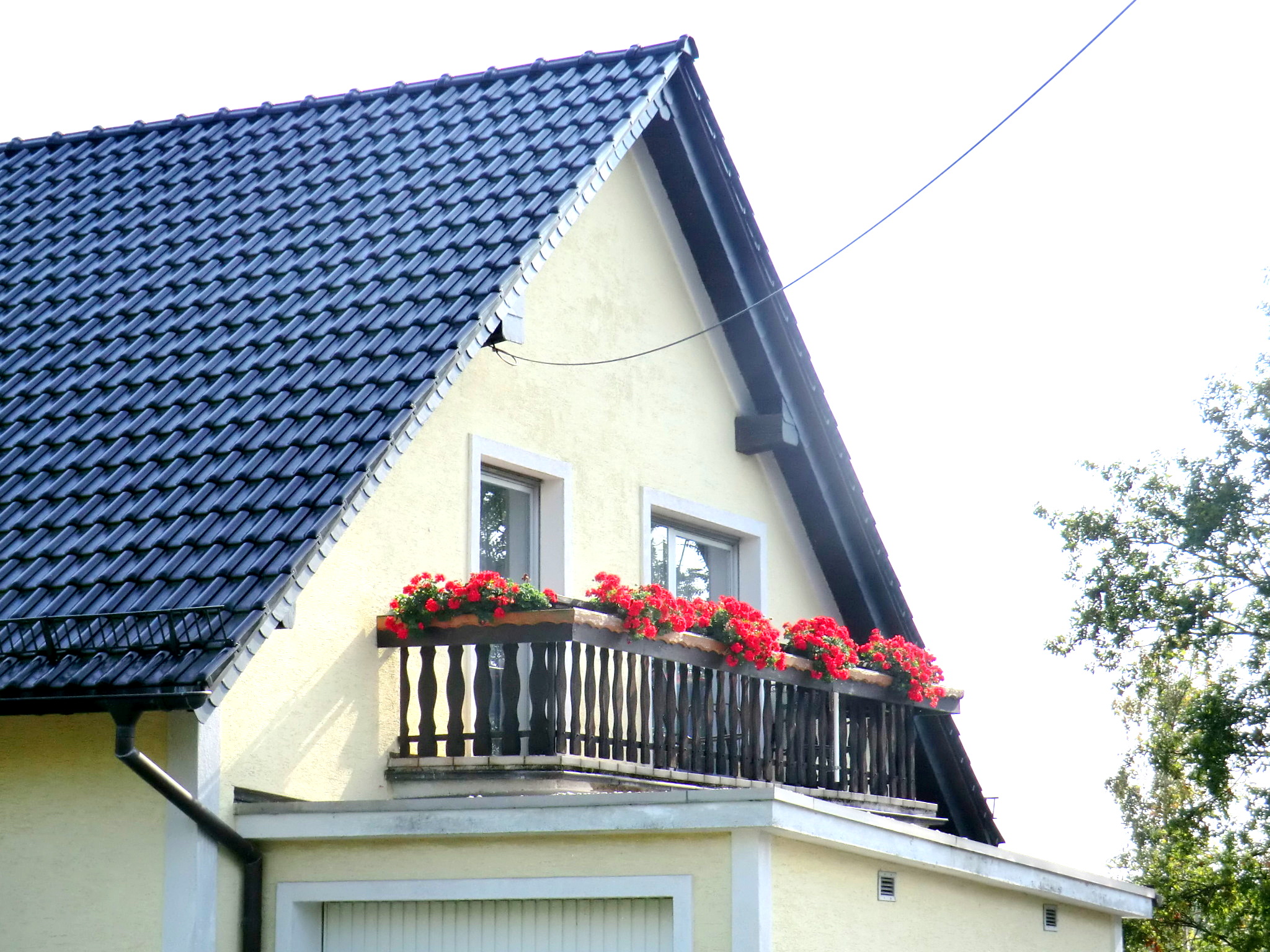 Sonniger Balkon der Dachgeschosswohnung