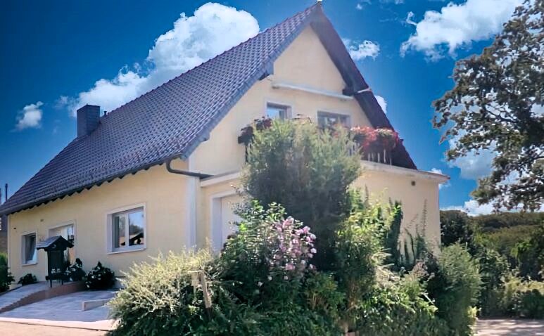 Haus mit Dachgeschoss und Einfahrt