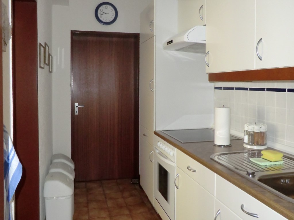 Küchenzeile mit Kühlschrank mit Gefriefach, Herd und Backofen